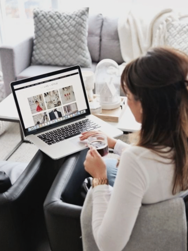 Mujer realizando una asesoría de imagen online desde casa con su ordenador portátil