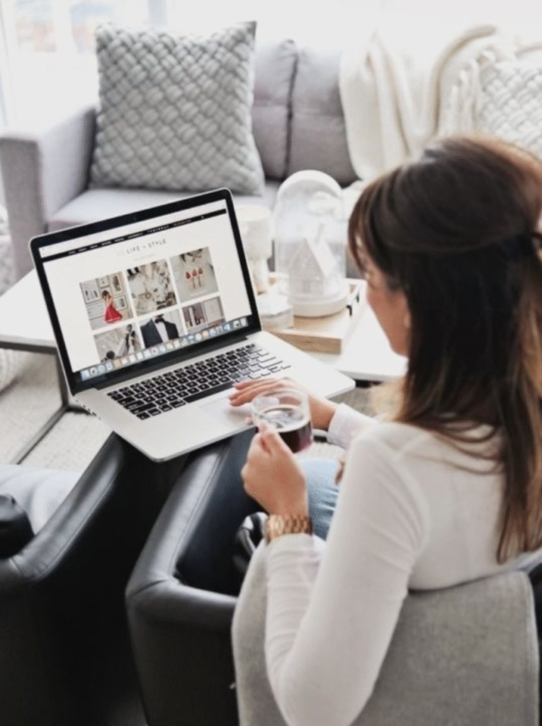 Mujer realizando una asesoría de imagen online desde casa con su ordenador portátil