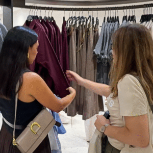 Penélope Illa durante una asesoría de imagen presencial en Barcelona, ayudando a una clienta a elegir prendas que favorezcan su silueta y estilo personal.
