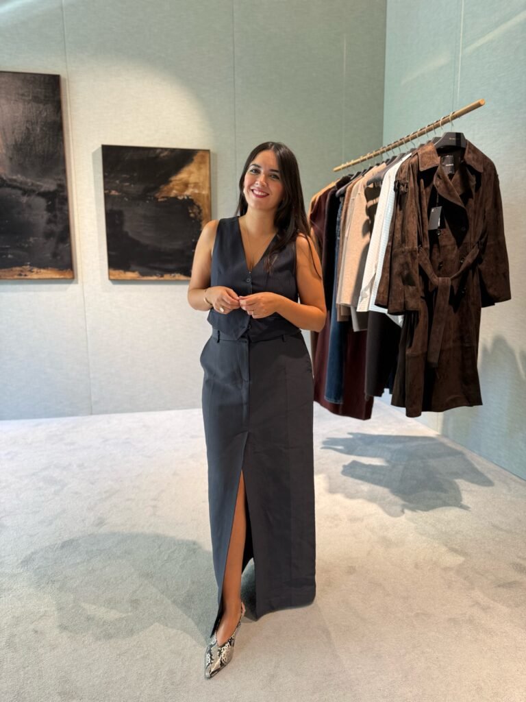 Penélope Illa, asesora de imagen en Barcelona, durante una sesión práctica de análisis de armario y estilo personal.