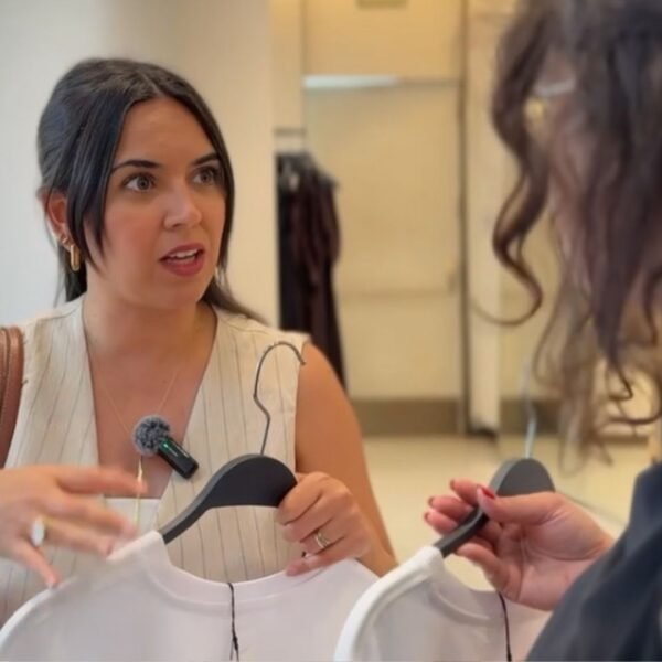 Penélope Illa asesora de imagen en Barcelona orientando a una clienta sobre prendas que favorecen su estilo personal.