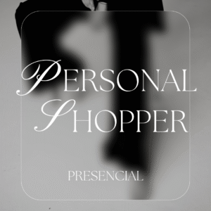 Penélope Illa acompañando a una clienta durante una sesión de Personal Shopper en Barcelona, asesorando en la elección de prendas y accesorios según su estilo y silueta.
