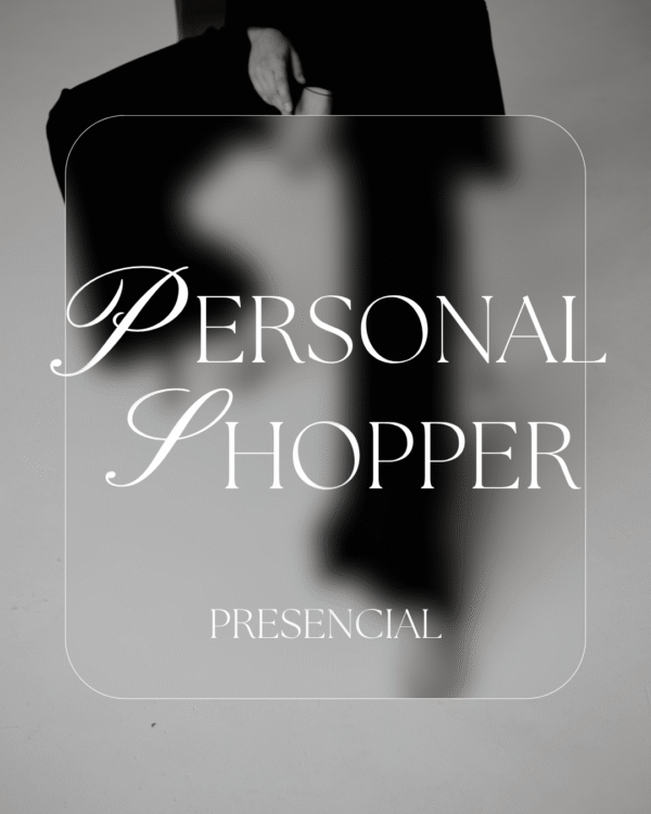 Penélope Illa acompañando a una clienta durante una sesión de Personal Shopper en Barcelona, asesorando en la elección de prendas y accesorios según su estilo y silueta.