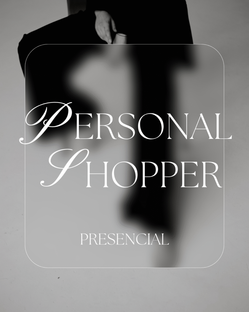 Penélope Illa acompañando a una clienta durante una sesión de Personal Shopper en Barcelona, asesorando en la elección de prendas y accesorios según su estilo y silueta.